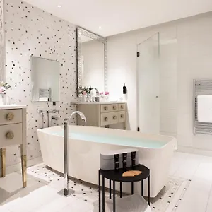 Mandarin Oriental, Hotel